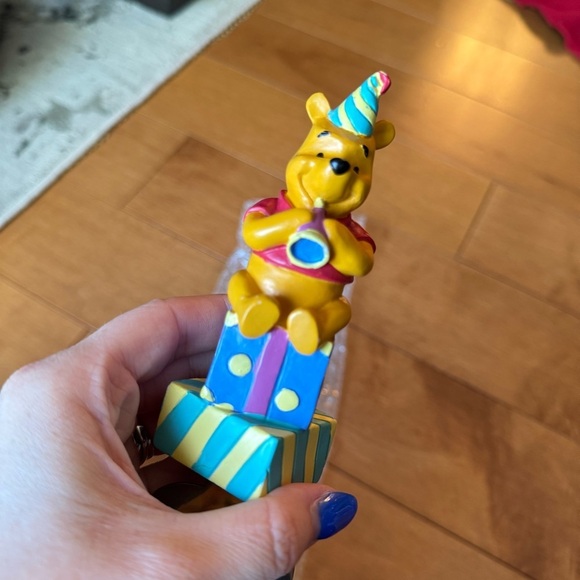 Winnie the Pooh Colorful Bear-Themed Kids Cake Server - Picture 2 of 4